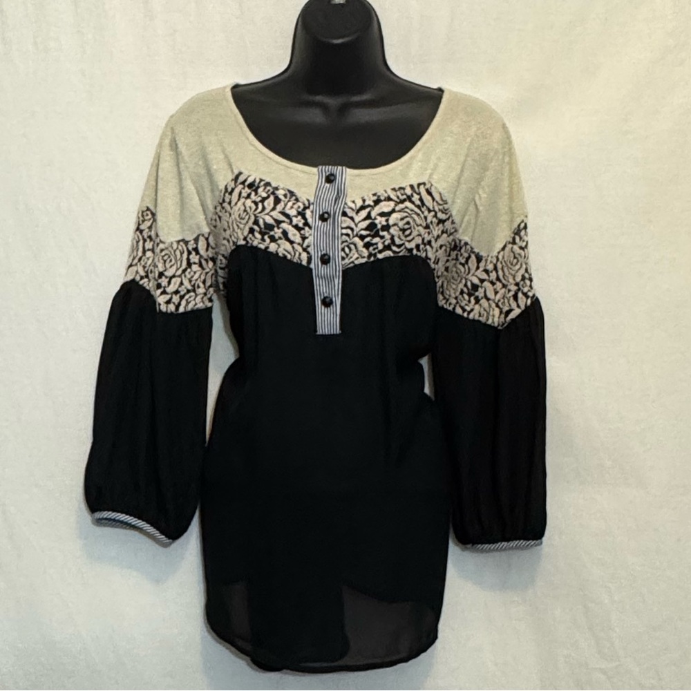 A-100 Gimmicks Black & Cream‎ Lace Detail 3/4 Sleeve Pullover Blouse Size L